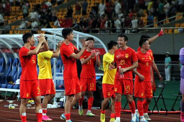 张威变身锋卫摇摆人踢回老本行：很意外但充满感激