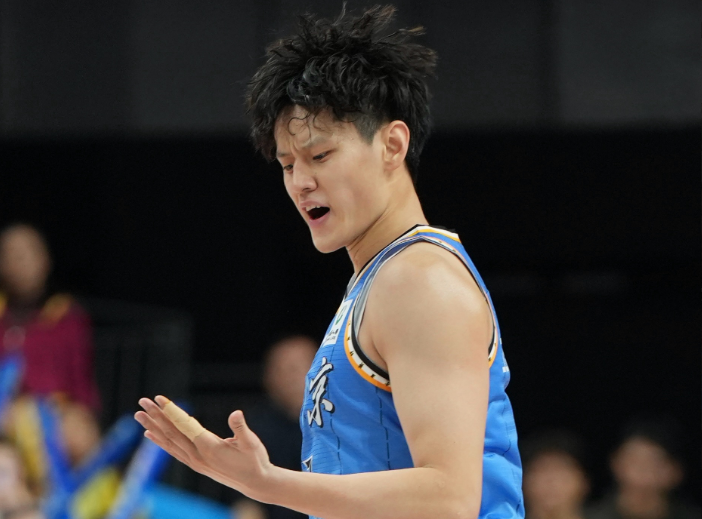 北京男篮遭打击：曝曾凡博腰伤属于旧伤复发 多久恢复无法确定