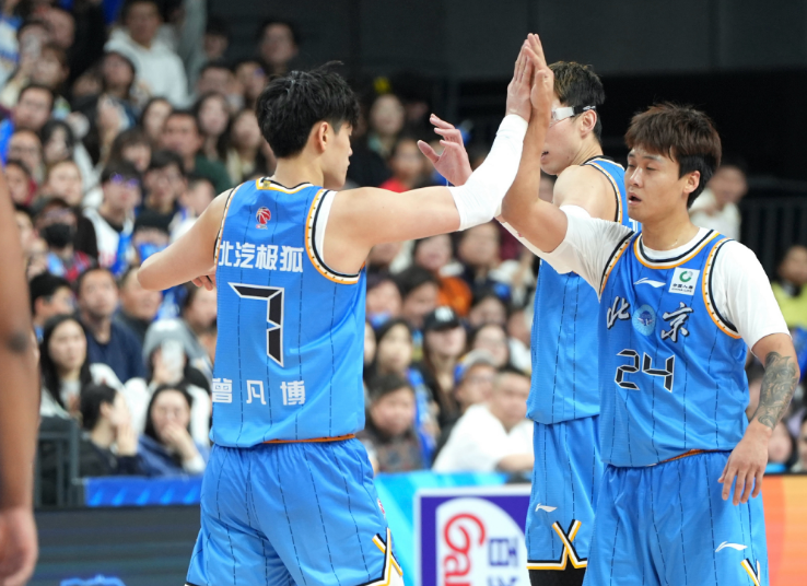 北京男篮遭打击：曝曾凡博腰伤属于旧伤复发 多久恢复无法确定