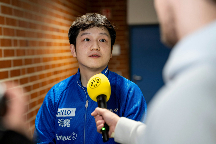 樊振东穿蓝球衣进多特蒙德更衣室创纪录|可爱_新浪体育_新浪新闻