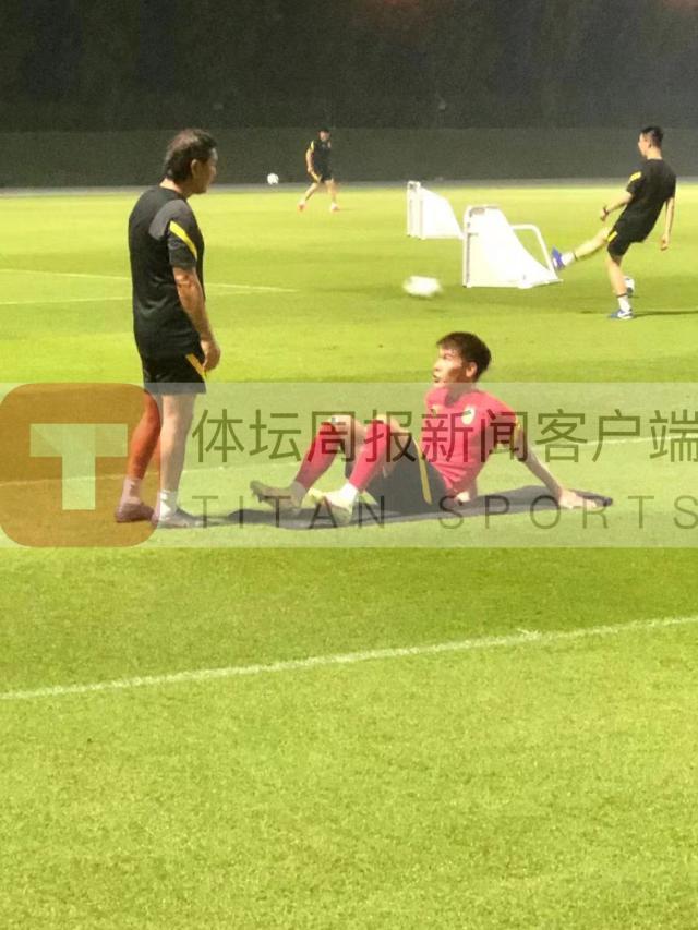 国足多哈首练全员到位 两大伤员单练恢复李磊回归