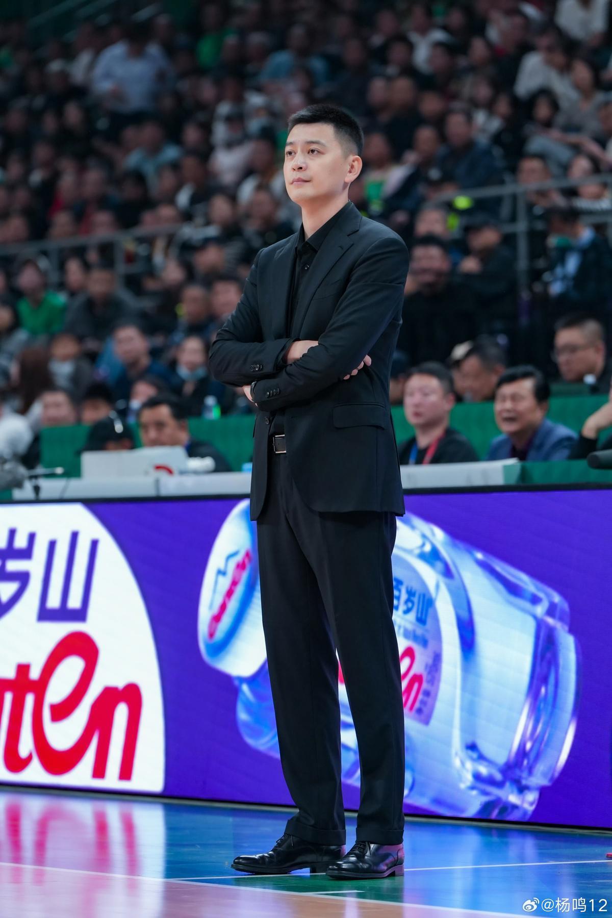 俱乐部宣布杨鸣辞去辽宁男篮主教练，此前球队遭遇四连败，排名滑落至第13位，辽宁省篮协工作人员：他目前还是协会法定代表人