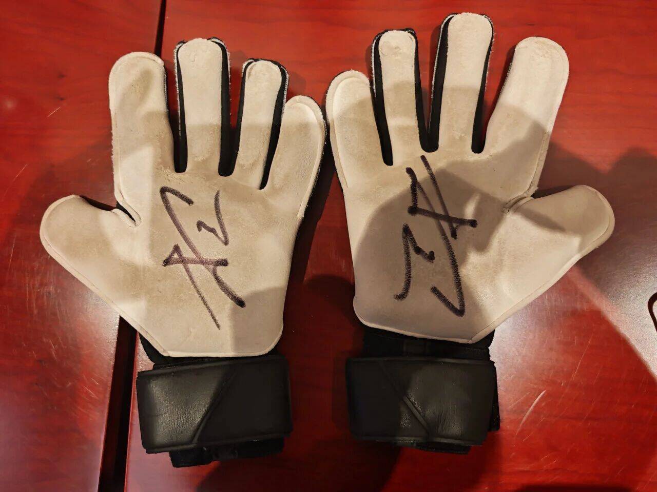 U23国足签名纪念物入藏中国体育博物馆 包括彭啸球鞋、李昊手套